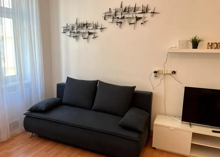 Cozy Two-bedroom Near Metro - Self Check-in Apartment