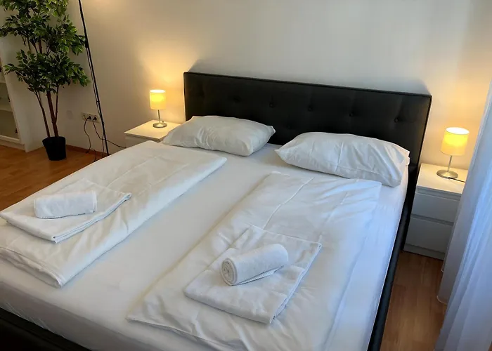 Cozy Two-bedroom Near Metro - Self Check-in *