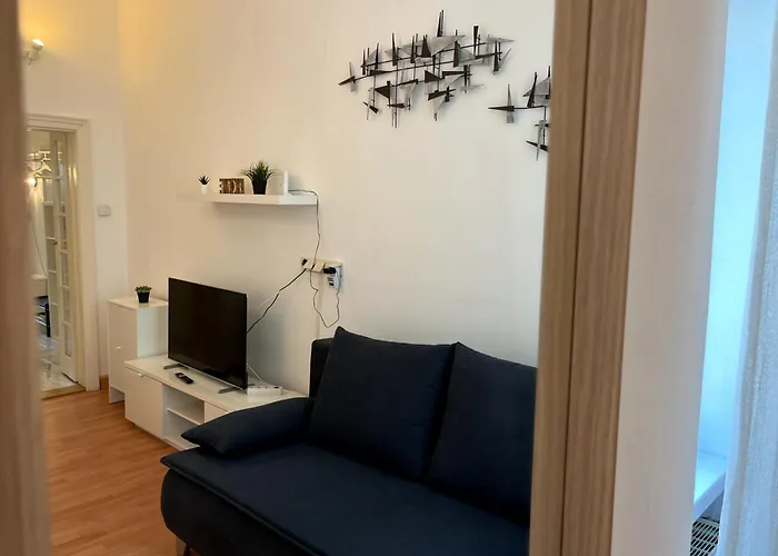 Cozy Two-bedroom Near Metro - Self Check-in Apartment