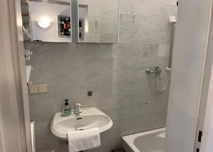 Cozy Two-bedroom Near Metro - Self Check-in Apartment *